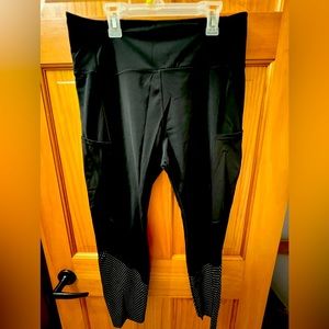 Zyia black pocket, light and tight leggings